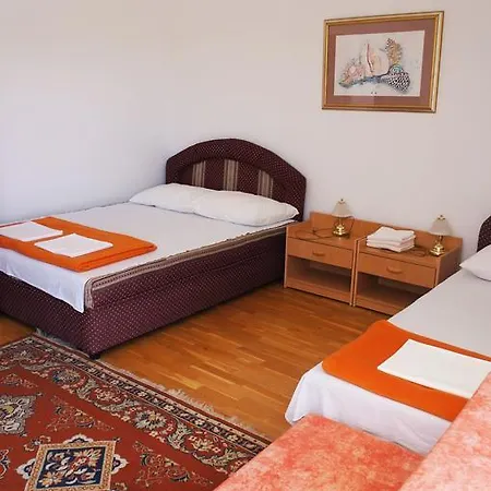 Nada Pensión 3*